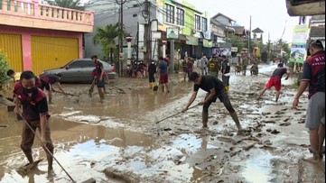 Cleanup begins after deadly floods in Indonesia