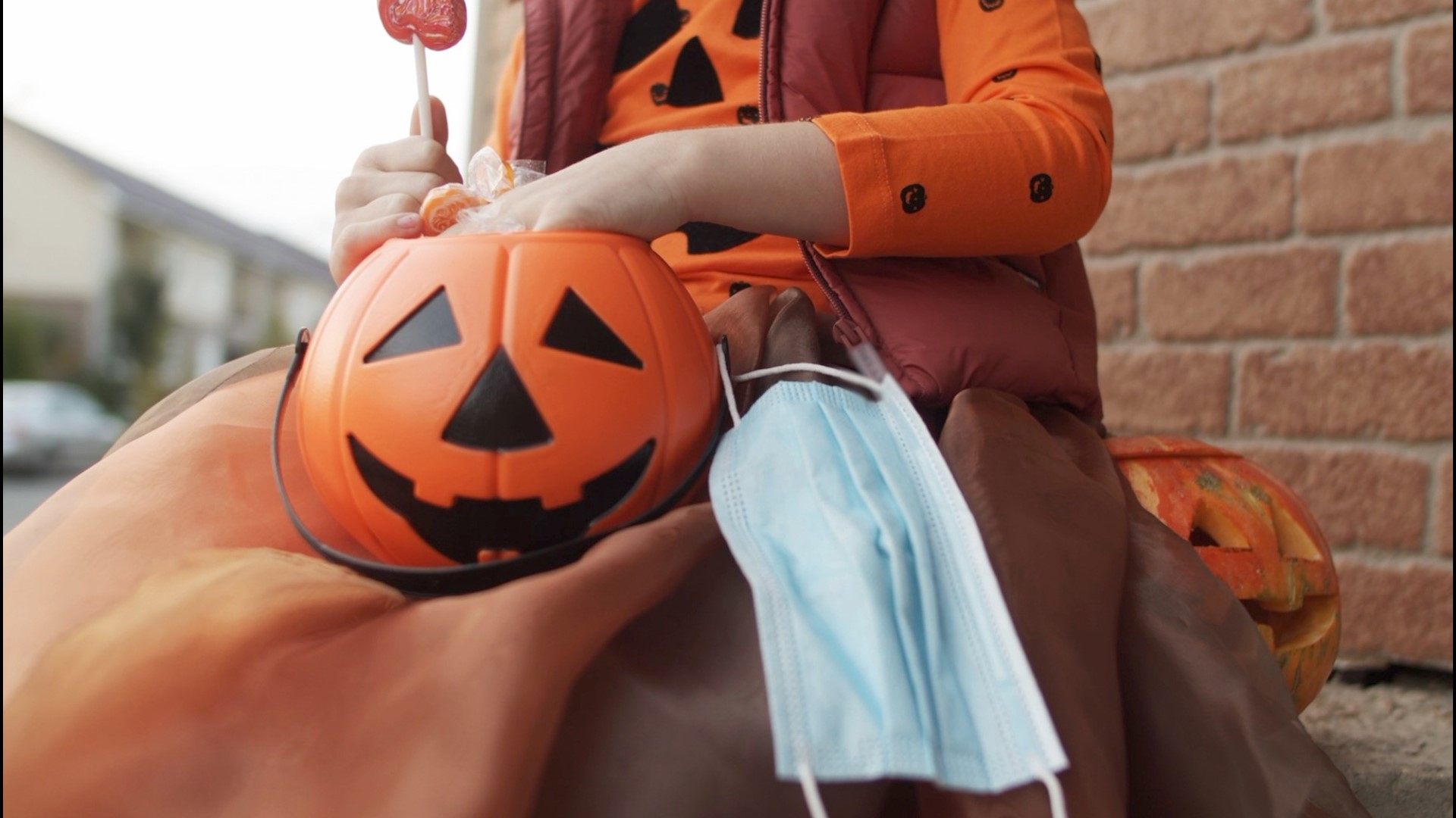 Trick-or-treating this year can be on your Halloween list providing health recommendations are considered. Buzz60's Chloe Hurst has the story!
