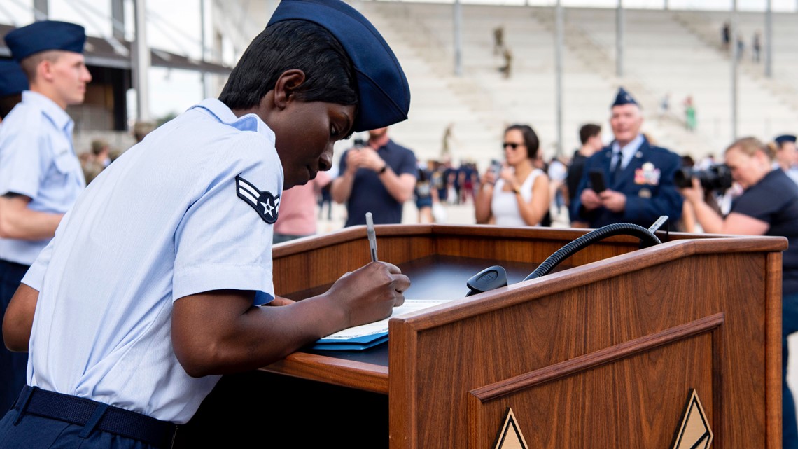 US military steps up efforts to sign up immigrants - Vimarsana News