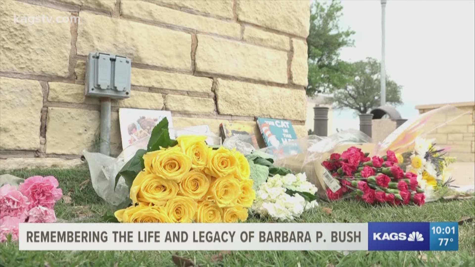 visitors from across Texas pay their respect to the former First Lady
