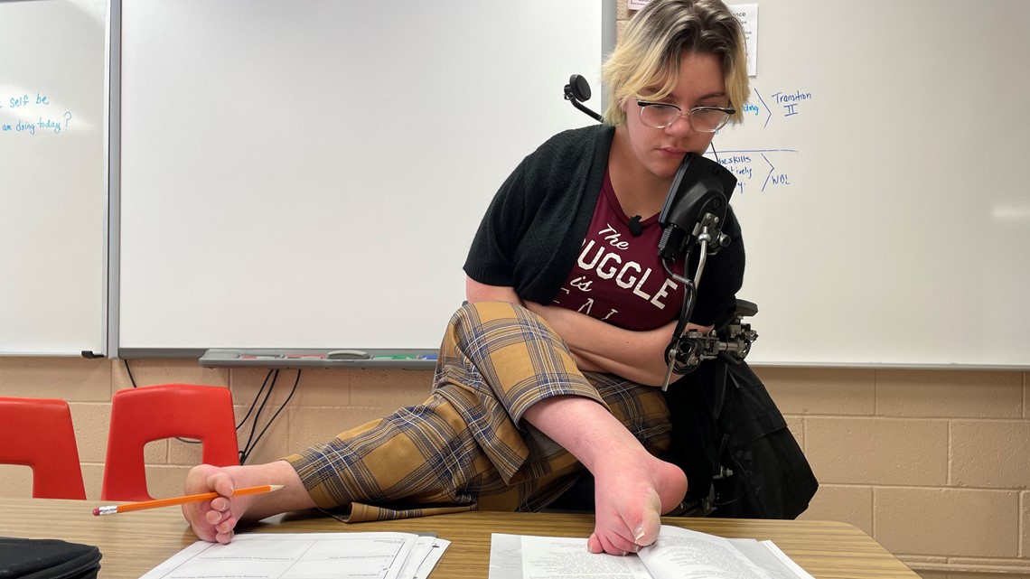 By age 5, Lexi Dietz had learned to write & eat with her feet. Now, she's preparing for college - Vimarsana News