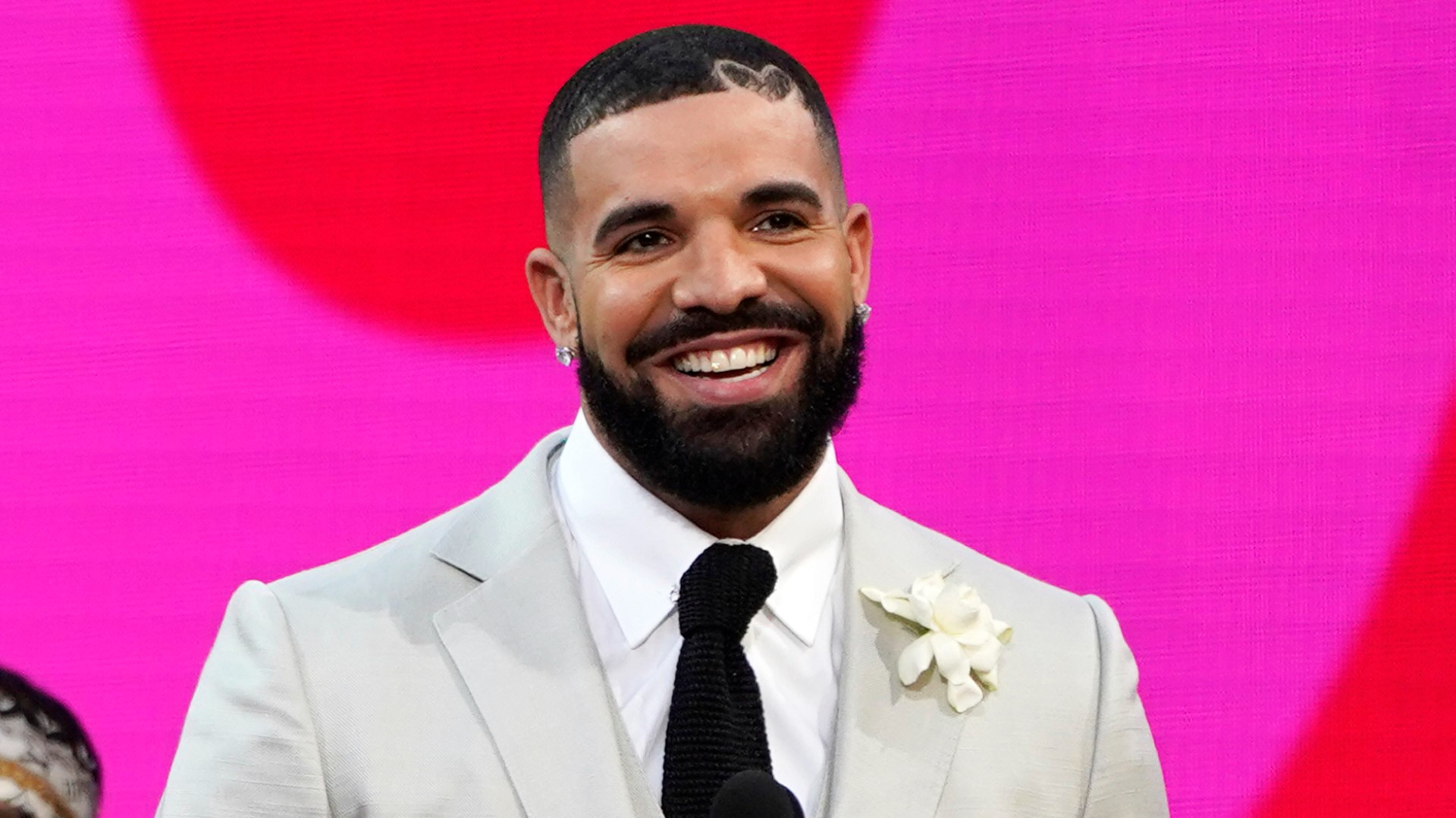 Drake pays for guests at Houston restaurants on Valentine's Day | wltx.com