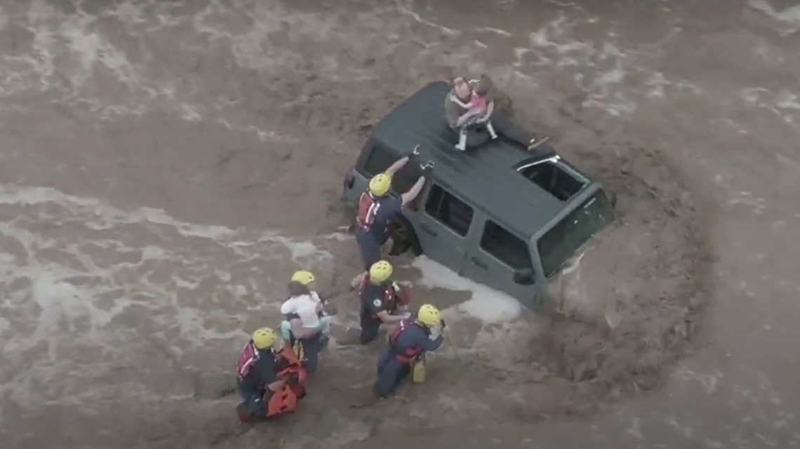 WATCH: Man, daughters rescued after Jeep swept away in storm runoff near Tucson - Vimarsana News