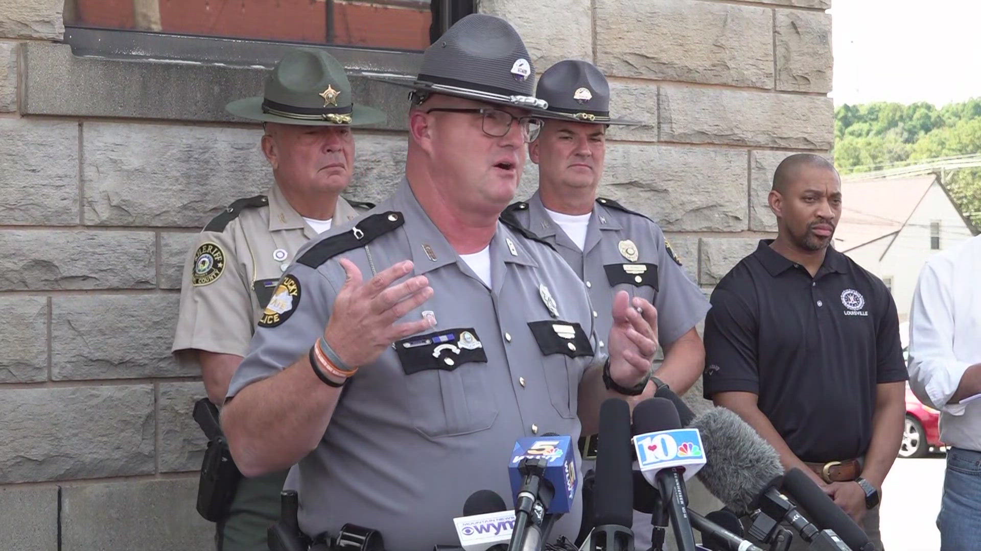 Laurel County authorities provide an update on the manhunt for the Kentucky man accused in last week's I-75 shooting.