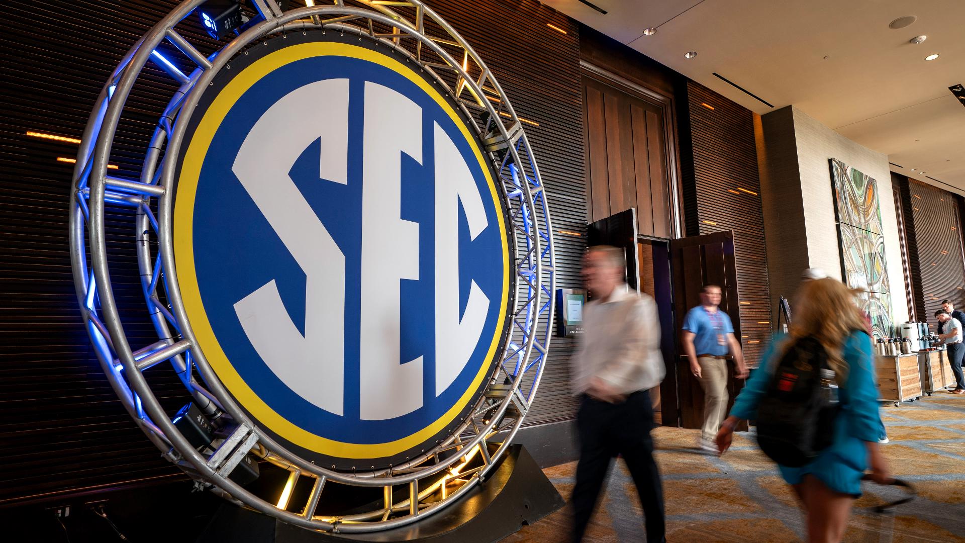 SEC punishes Texas after fans threw trash on the field