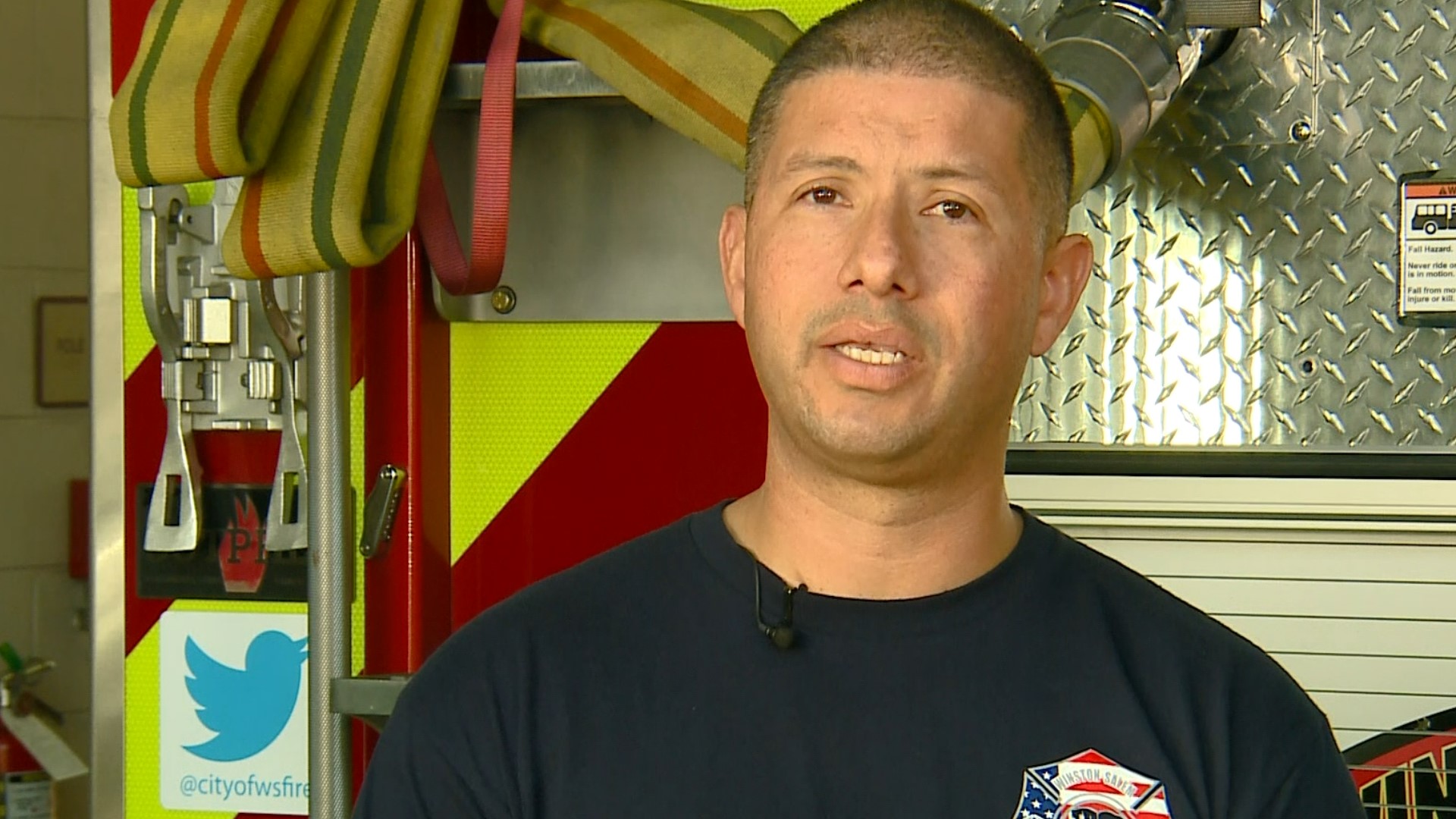 Un bombero comparte un mensaje sobre la seguridad contra incendios en las casas para la comunidad hispana.