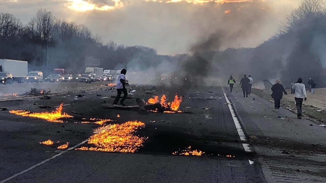 Pilot dies after plane crashes onto I-85 in Davidson County