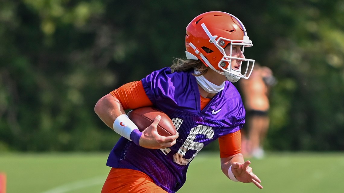 Pres. Trump speaks with Clemson QB and LSU coach about college football