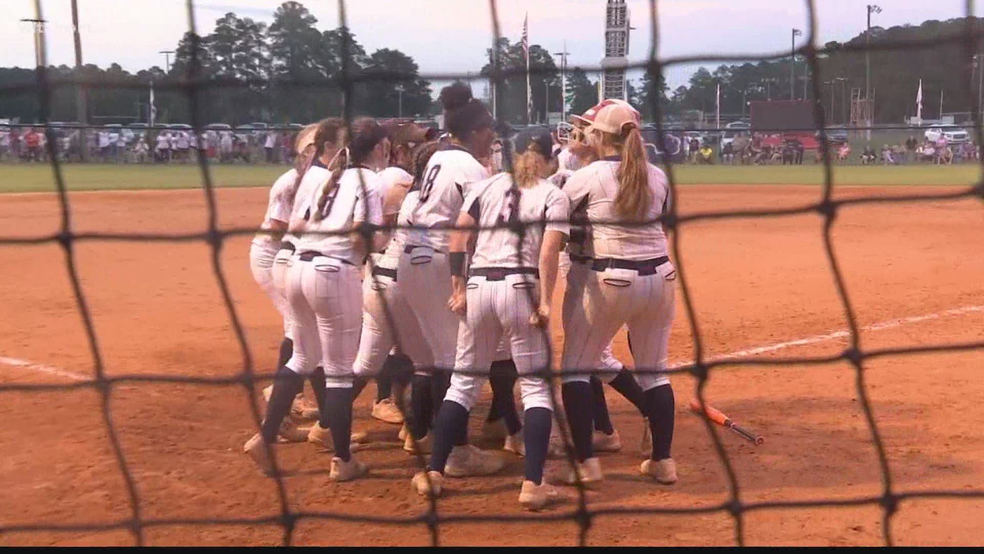Lugoff-Elgin captures its first state championship in softball with a come-from-behind 5-4 victory over Darlington.