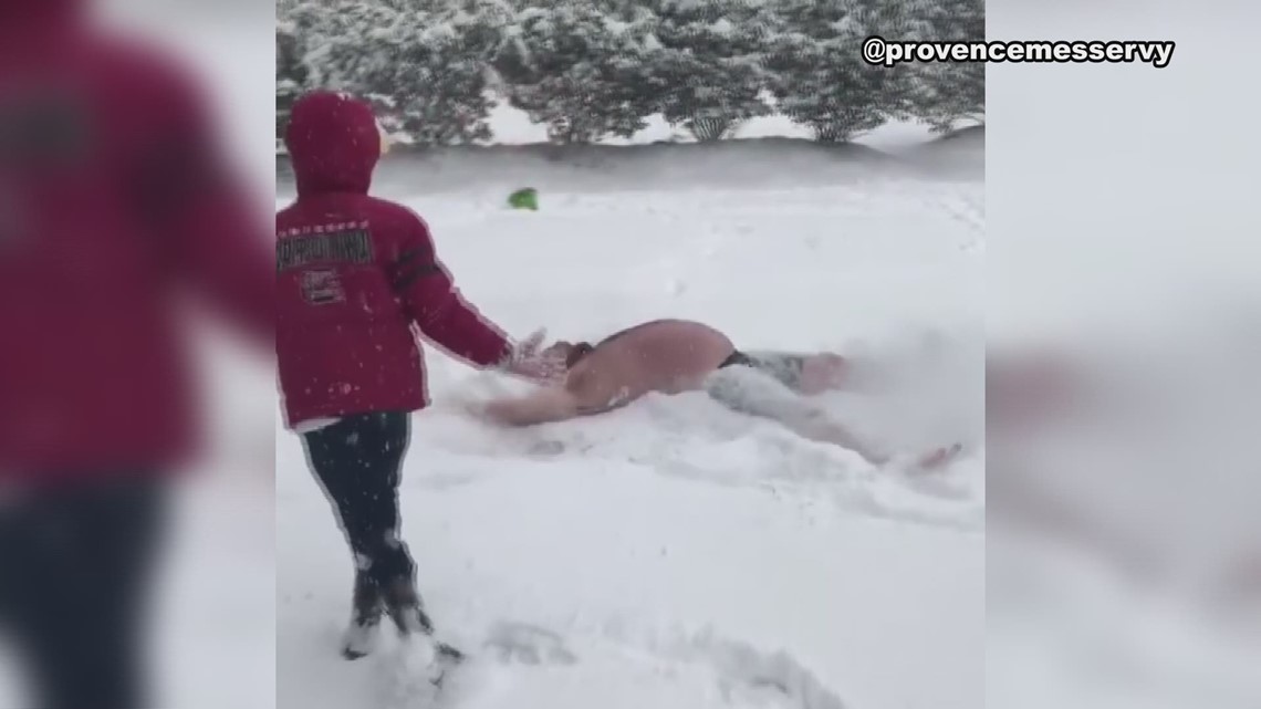 Man does naked snow angels — pic 15