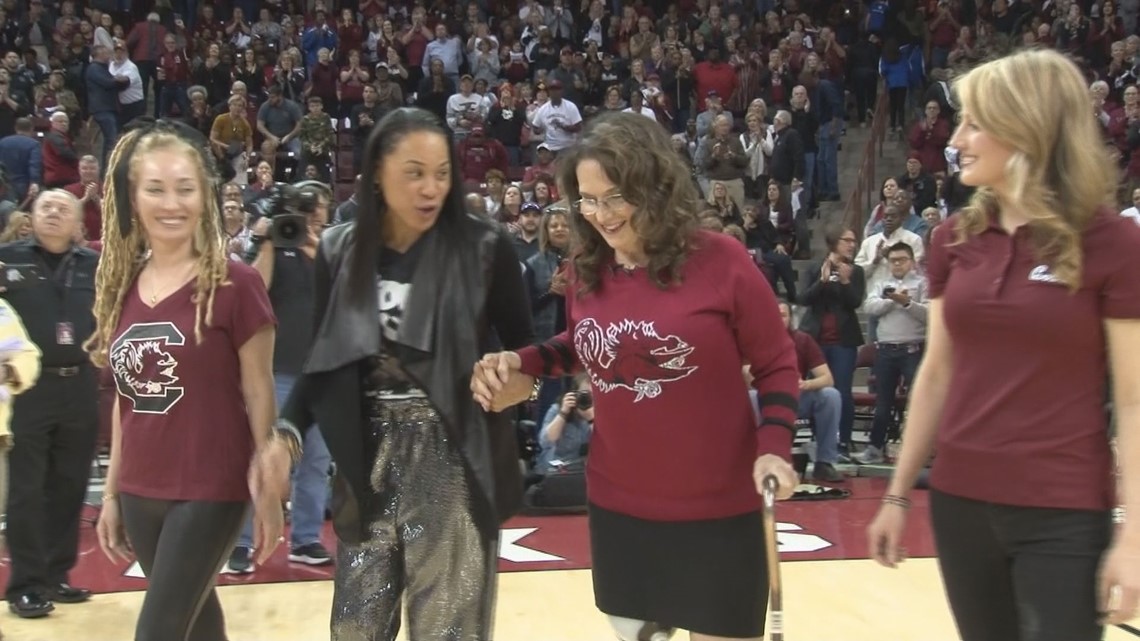 Dawn Staley helps woman who lost leg walk across court