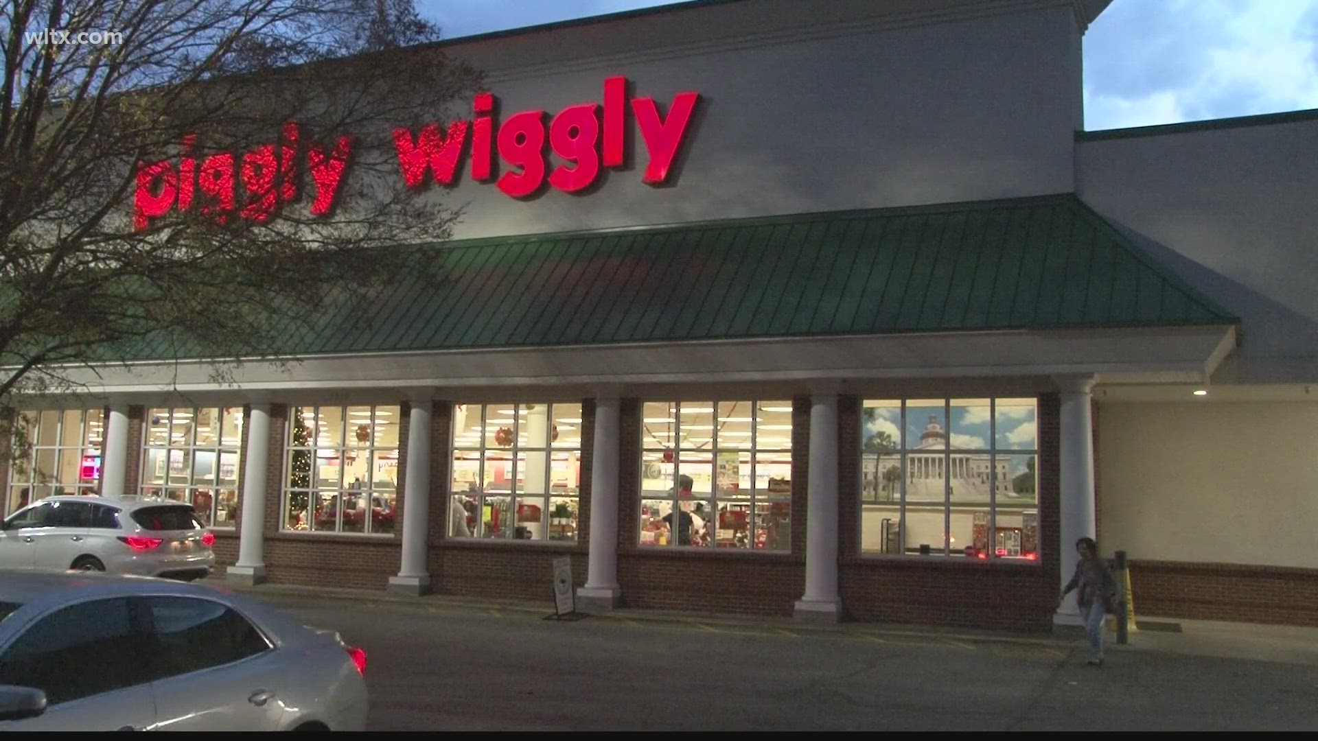 Folks pick up last minute items for Thanksgiving feasts.