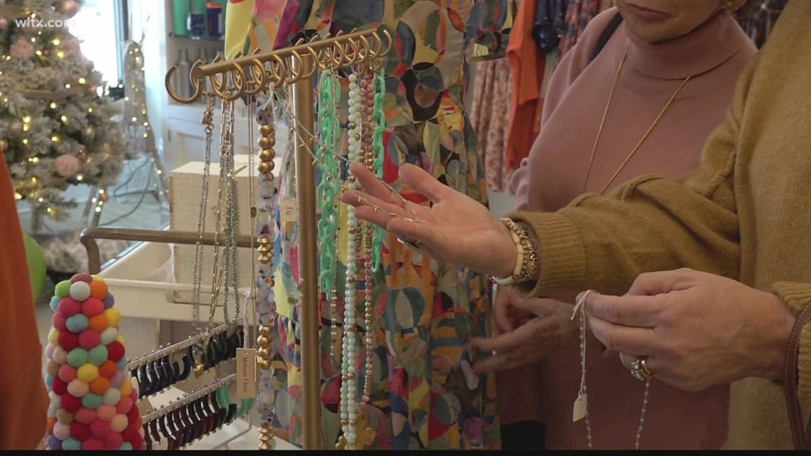 Last minute shoppers out and about despite cold weather - Vimarsana News
