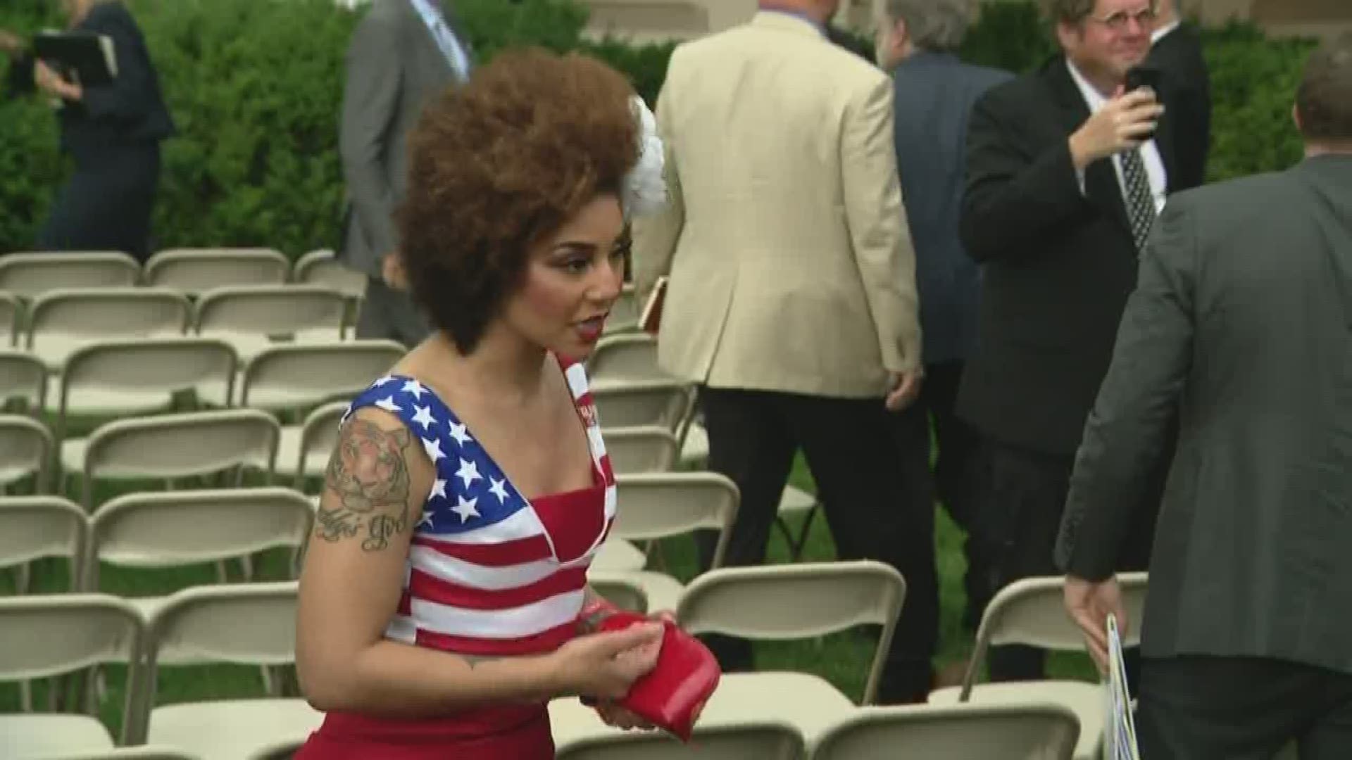 Joy Villa, reporter get in argument over fake news at White House | full  video