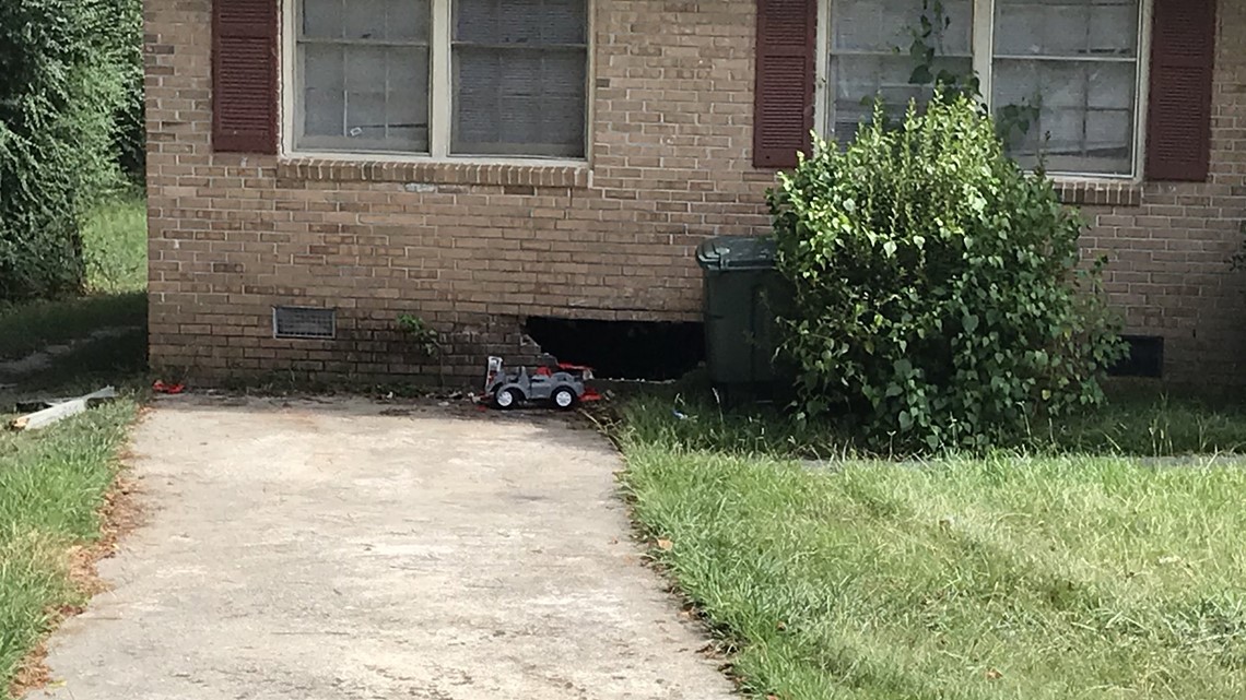 Richland Car Chase Ends After Car Crashes into Home, Suspect on Loose