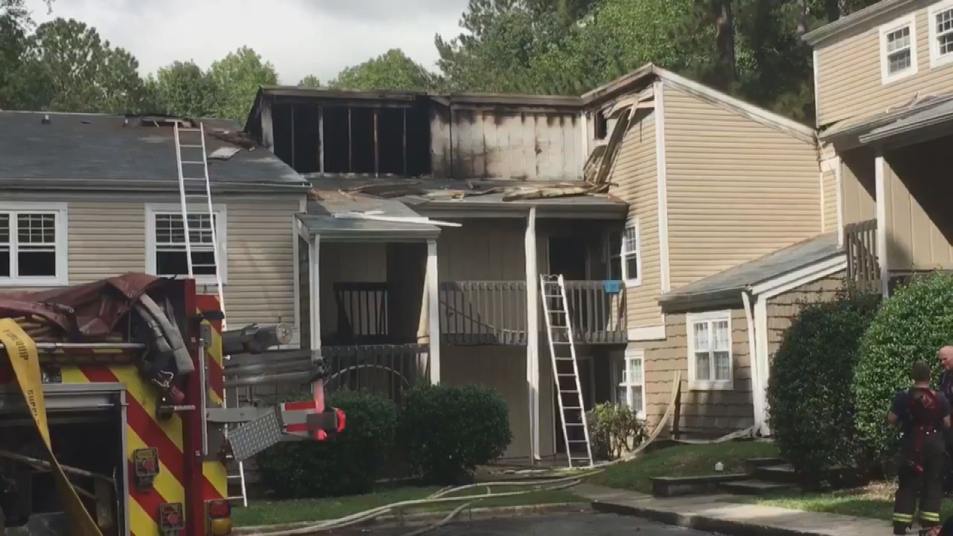 Apartment fire injures 2 and displaces 7 in northeast Columbia