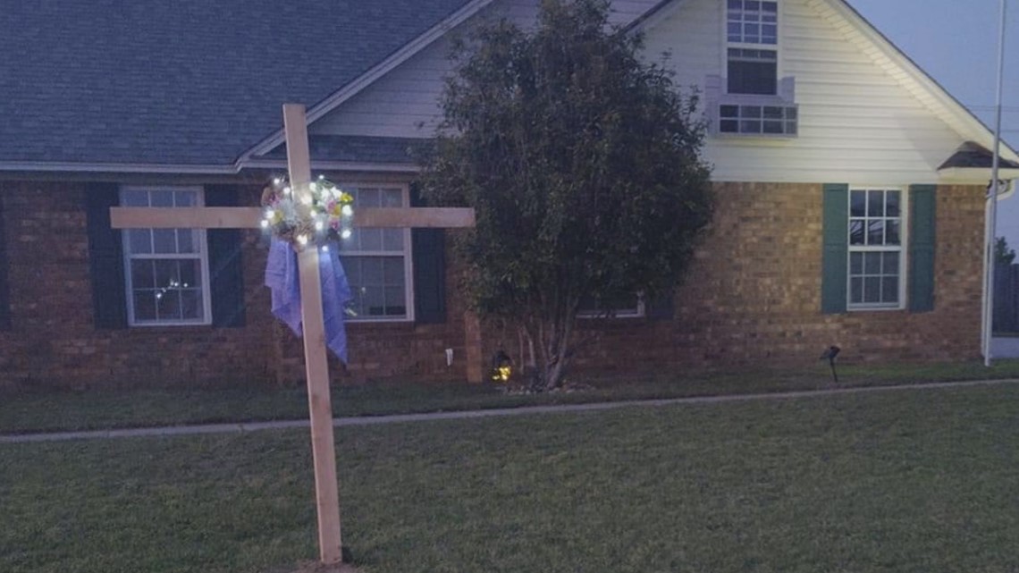 Sumter Residents Put Crosses In Front Yards To Recognize Easter Holiday 9086