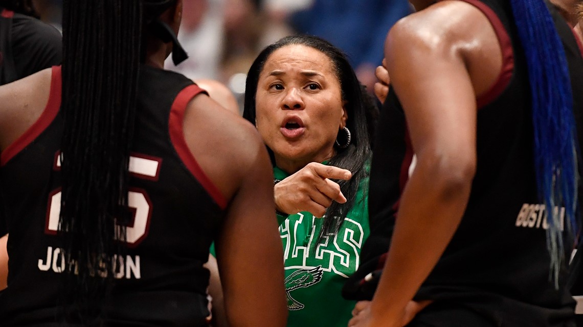 Bloom] Dawn Staley wearing Eagles sweatshirt during huge SC-UConn game:  Not only is she representing her hometown team, she's representing a  company also from her hometown. 💚💚💚 @Eagles @mitchell_ness @dawnstaley  : r/ea