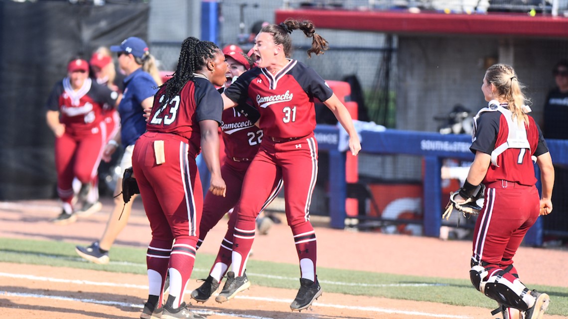 Another thriller in Fayetteville, Gamecock softball upsets Auburn to