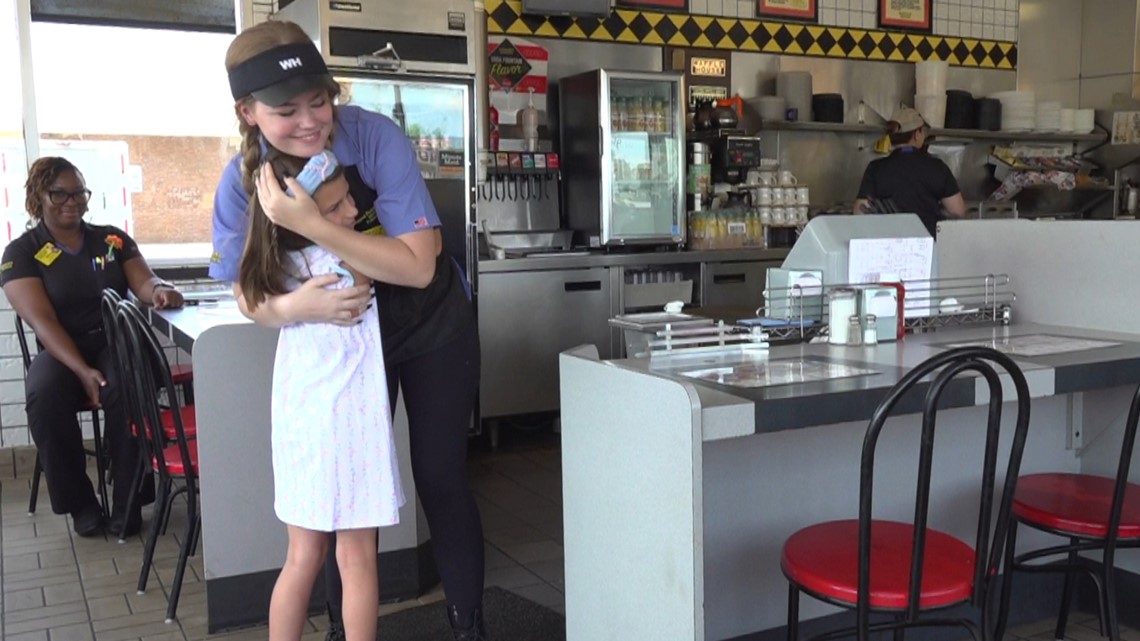 Waffle House employees celebrate 7-year-old girl for losing tooth - Vimarsana News