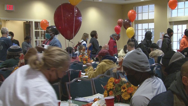 Volunteers provide over 1000 free meals for Thanksgiving