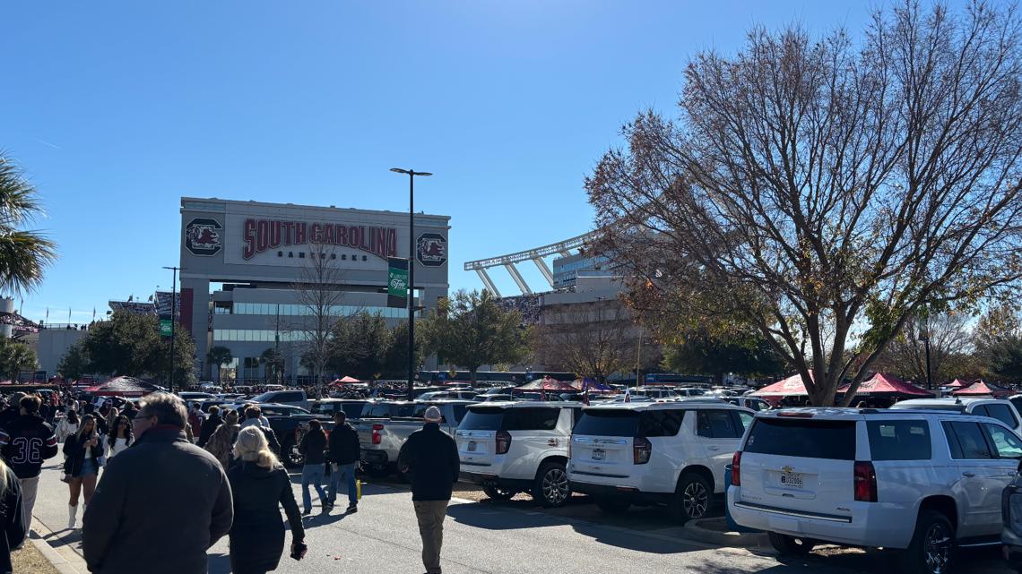 Williams-Brice tailgaters share Clemson–South Carolina family rivalries on a freezing Palmetto Bowl morning