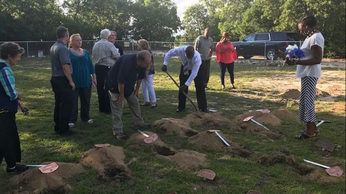 Richland coroners office buries 17 unknown, unclaimed people | wltx.com