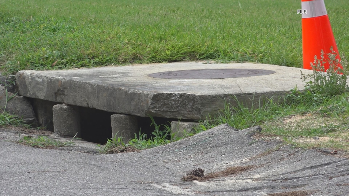 South Carolina crews clear drains as heavy rain threat looms