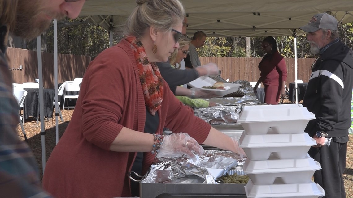Karen's Mobile Kitchen Columbia serving Thanksgiving meals