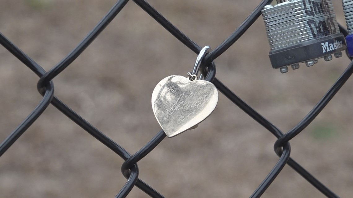 'Love Locks' fence has special meaning for Elgin, SC neighbors - Vimarsana News