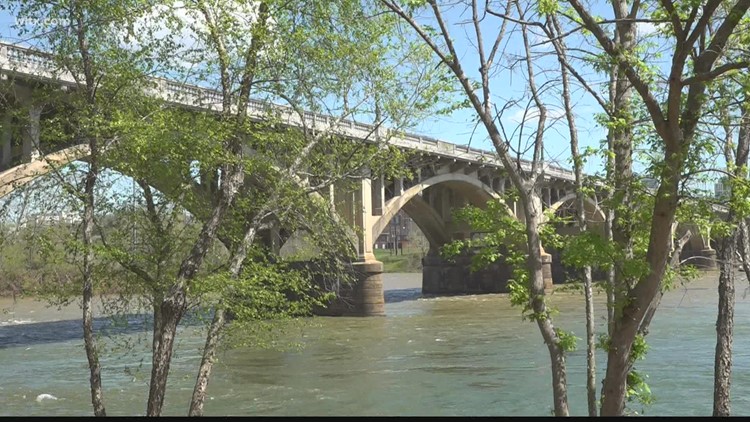 Work begins to remove coal tar from South Carolina river