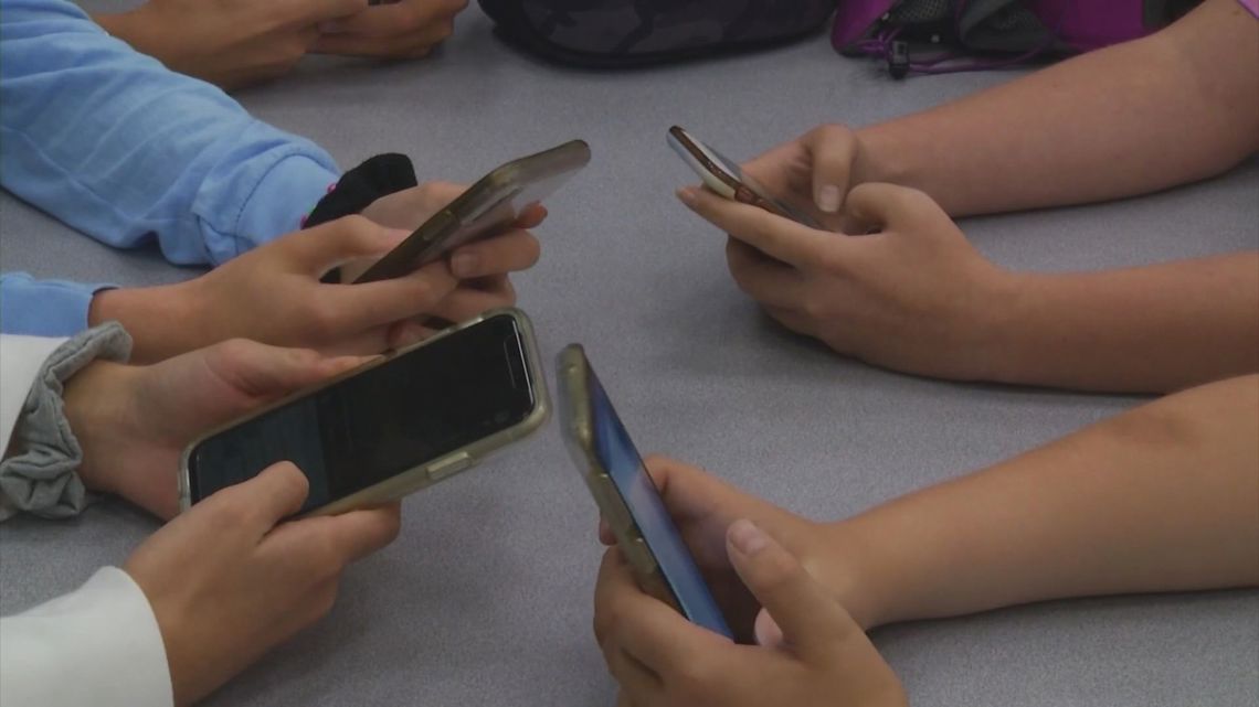 South Carolina lawmakers advance bill regulating AI chatbots to protect children