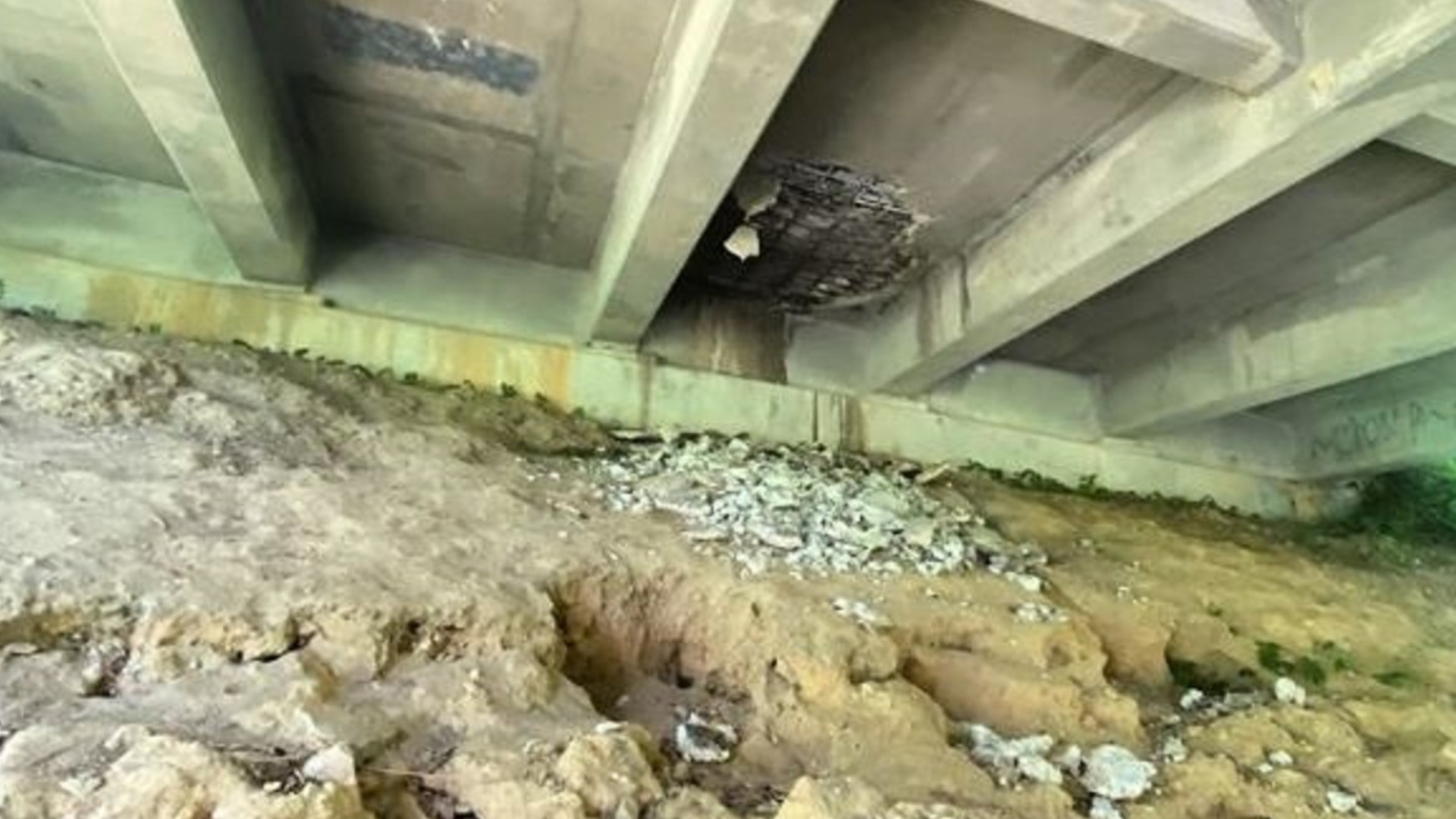 'Massive sinkhole' in Lexington, police say avoid area