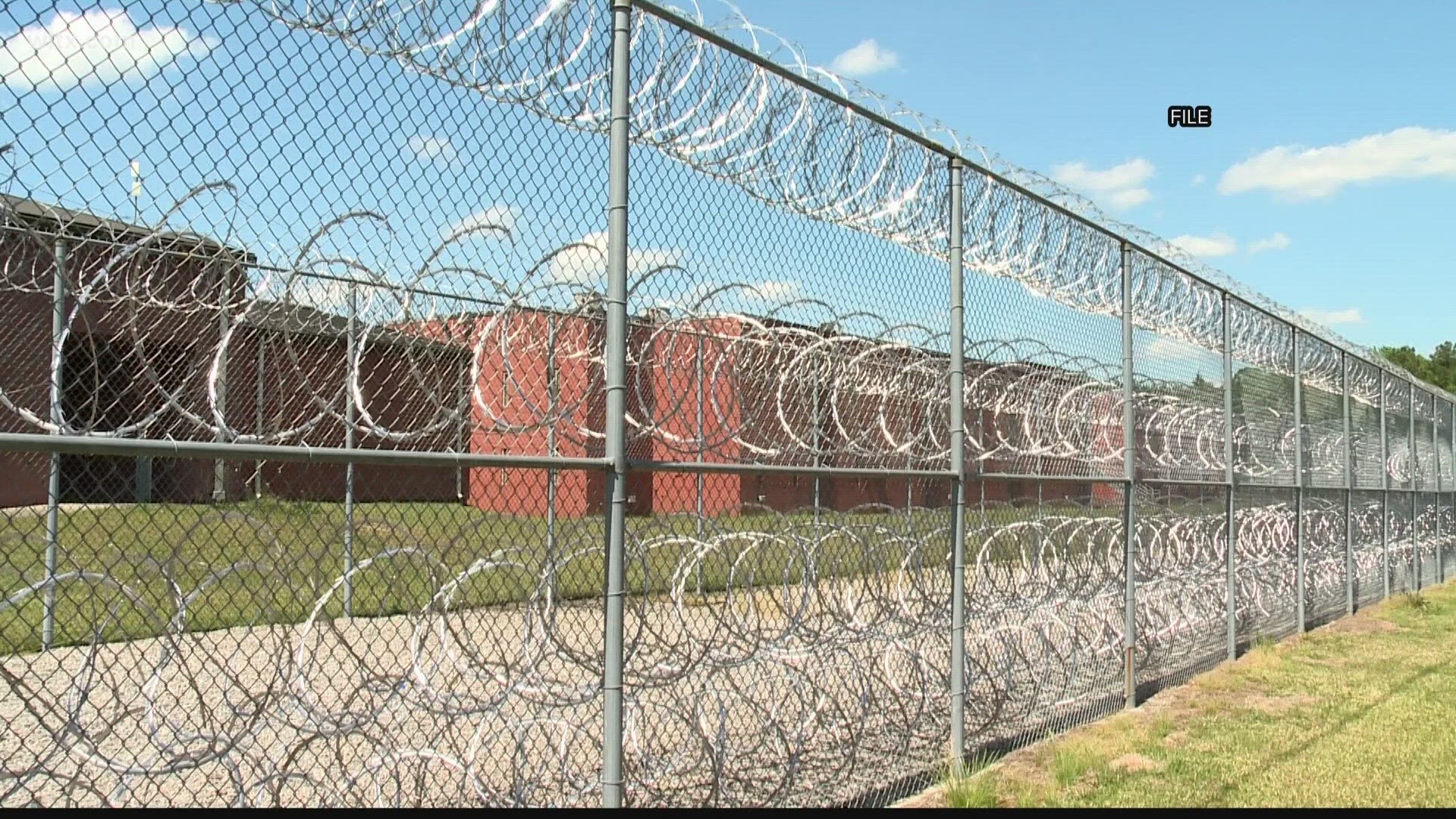 Why are so many corrections officers being arrested at the Richland County jail?