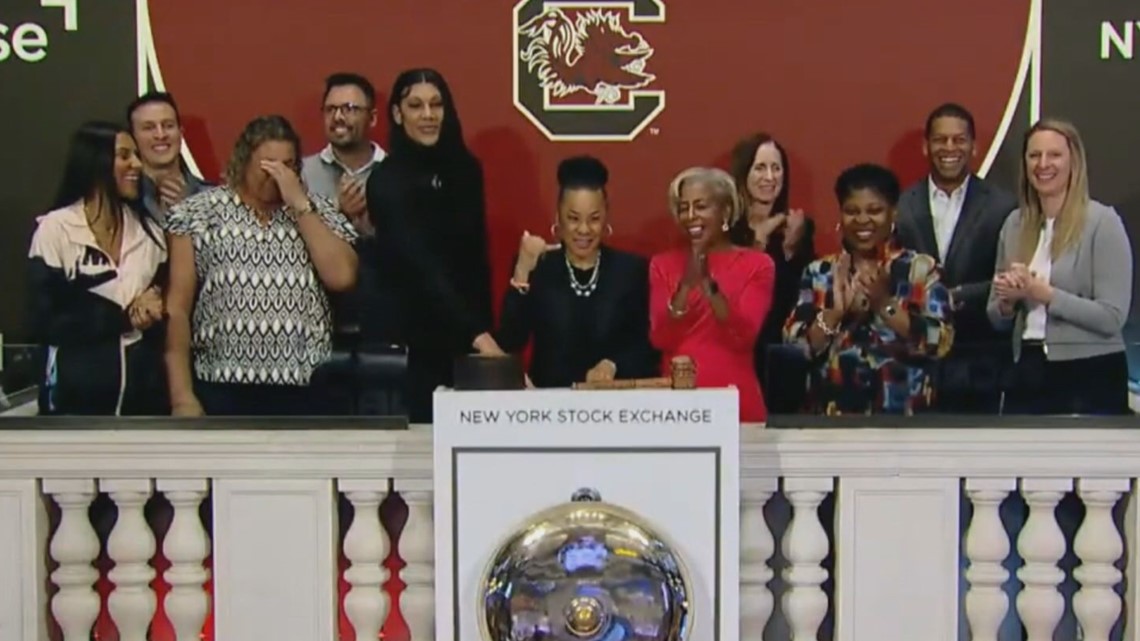 Dawn Staley, Kamilla Cardoso ring the bell at the stock exchange