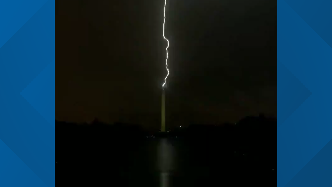 lightning strikes washington monument